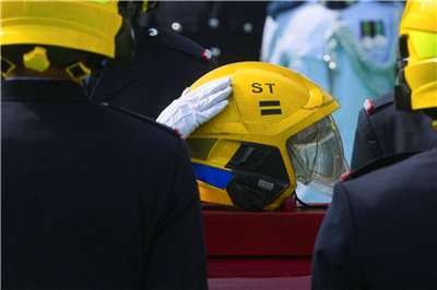 37歲香港消防員何偉豪執行宏福苑滅火任務時殉職，香港消防處今天(19日)在紅磡世界殯儀館為他舉行最高榮譽喪禮。