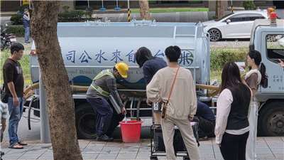淡水地區停水，民眾到水車接水。 （淡水民眾攝）