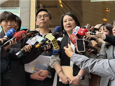 兼任民進黨主席的賴清德總統今天(12日)中午邀集民進黨團便當會，研商爭議法案攻防。民進黨政策會執行長吳思瑤(右)與民進黨團幹事長鍾佳濱(左）轉述會議結果 （劉玉秋攝）