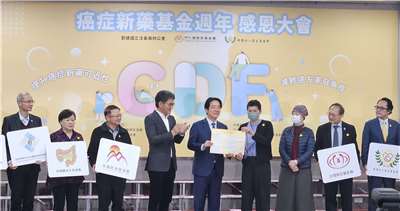 病友代表(右4)獻花給賴清德總統(中)，感謝政府推動癌症新藥基金。(劉品希 攝)