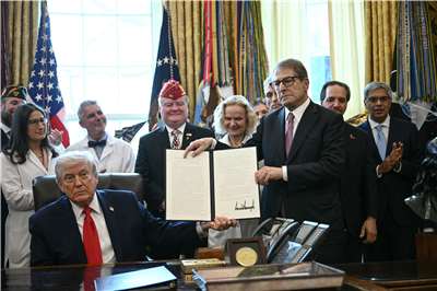 美國總統川普18日簽署行政命令，將大麻重新歸類至第三級管制藥物。