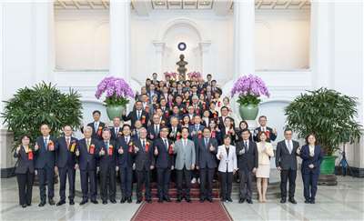 賴清德總統(右7)11日接見「國家建築金質獎」及「國家品牌玉山獎」得獎代表。(總統府提供)