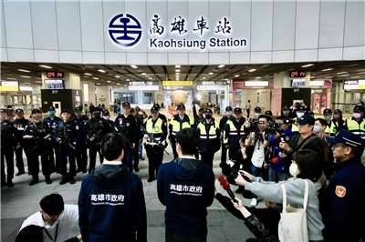 台北市發生隨機傷人事件，高雄市自昨晚全面加強維安警力強度與密度，在大眾運輸工具佈防警力，陳其邁市長20日一早視察火車站、捷運站的警備狀況及維安部署，強調民眾安全為第一要務，也提醒執勤人員留意自身安全。(高雄市府提供)