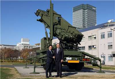 日本防衛大臣小泉進次郎與澳洲國防部長馬勒斯(Richard Marles)7日在東京參觀愛國者三型飛彈。 (AFP)