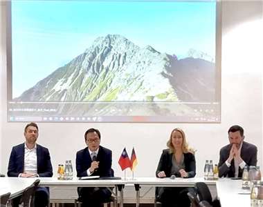 柏林邦議會基民黨團佛萊馬克副主席(左一)、駐德大使谷瑞生(左二)、柏林邦議會基民黨勞動政策發言人培佐德議員（Prof. Dr. Martin Pätzold)(右一)。圖：駐德代表處提供