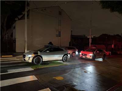 舊金山20日大停電，無人駕駛計程車Waymo在交通號誌失靈下停擺。 (AFP)