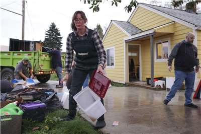  洪水過後，華盛頓州的居民忙著清理家園。2025.12.12。(資料照片)