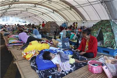 泰柬邊境再次爆發衝突，有許多居民逃離家園。圖為逃離的泰國民眾在安置中心暫時休息。(美聯社/達志影像)