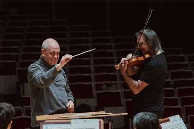 小提琴巨匠卡瓦科斯(右)與指揮大師漢斯．葛拉夫(左) 12月12日至14日攜手 NSO 展開台北、苗栗、高雄三城巡演。(NSO提供)