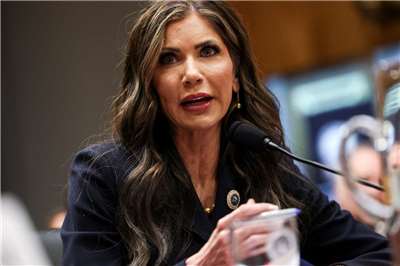 美國國土安全部長諾姆(Kristi Noem)(圖)呼籲非法移民自動離境。資料照片。