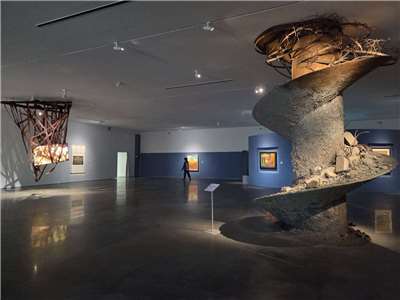 中美館開館首展《萬物的邀約》，以自然啟動城市與藝術對話。圖右為藝術家阿德里安．提爾提奧（Adrien Tirtiaux）的《後博物館證據（探鑽）》，「穿透」個樓層。(江昭倫 攝)