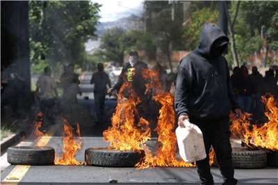 宏都拉斯執政黨自由重建黨(LIBRE)支持者15日占據一條高速公路，要求大選重新計票。