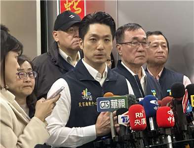 台北市長蔣萬安(左2)20日說明台北市因應北車攻擊事件，將自即刻起全市加強戒備。(楊雨青攝)