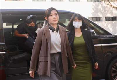 停職中的新竹市長高虹安(前左)。資料照。