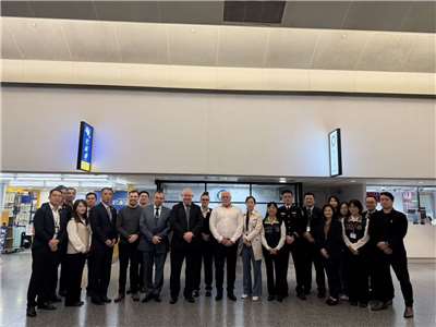 法務部於12月8日順利將1名在我國服刑之英籍受刑人移交英國警官接返回國服刑。圖為：英國皇家監獄及假釋署、英國在台辦事處、內政部移民署、法務部調查局等機關單位人員合照（圖：法務部提供）