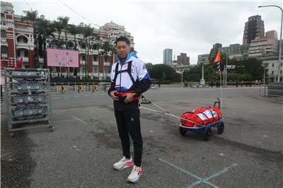 此次元旦升旗典禮國歌領唱團加入極地超馬選手陳彥博一起開唱。