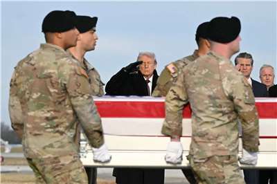 在敘利亞疑遭伊斯蘭國（IS）攻擊者殺害的3名美國人員，覆旗靈柩17日返抵美國，川普總統和戰爭部長赫格塞斯（Pete Hegseth)出席迎靈儀式，向靈柩行禮致敬。
