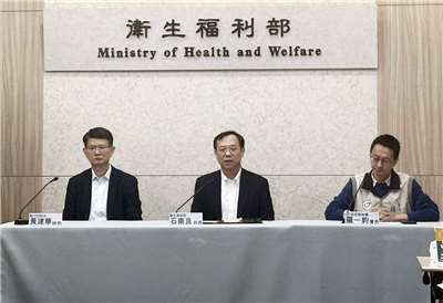 衛福部長石崇良(中)、疾管署長羅一鈞(右)、台北市衛生局長黃建華(左)20日共同召開記者會，說明北車攻擊事件中有傷者為HIV感染者的後續處理情況。(楊雨青 攝)