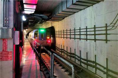 宜蘭外海27日晚間11時05分發生芮氏規模7強震，桃園捷運目前全線停駛、列車慢速巡檢中。資料照。(圖：中央社)