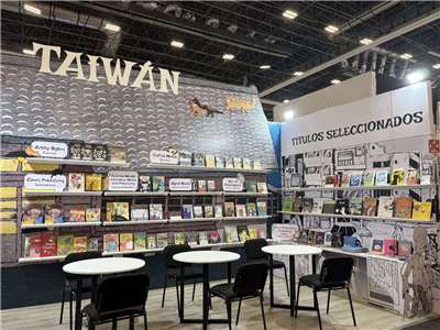 文策院在全球第二大書展墨西哥「瓜達拉哈拉國際書展」打造台灣館，以「故事之家 」為主題，展出 25 家出版社、近百件作品，同時支持版權人前往媒合洽商。(文策院提供)