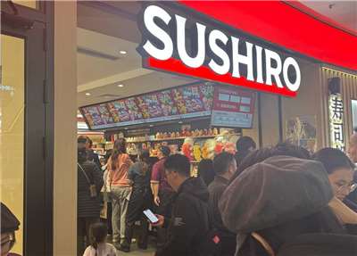日本迴轉壽司店壽司郎6日在上海同時有2家門市開幕，還沒到開店時間就有約700組客人排隊等候，其中有人更等了14個小時。(圖：微博)