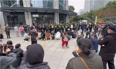 浙江浙金中心多項金融商品到期無法兌付，大批投資人連日來都在浙金中心公司大樓前抗議。(X平台@whyyoutouzhele)