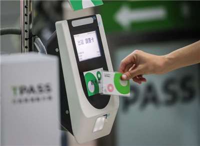 2026年元旦起將有4項新措施實施，包括年滿70歲以上長者自願繳回駕照，提供TPASS乘車回饋。圖為TPASS月票。