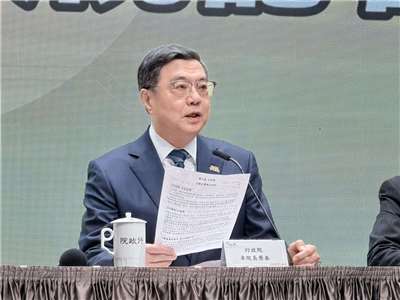 行政院長卓榮泰15日親上火線召開記者會，宣布財劃法行政院將「不予副署」。(鄭佑漢 攝)