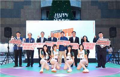 交通部23日舉辦「強化路口安全宣導代言人暨影片發布會」，由外號「棒球頑童」的吳復連教練(中左)和「虎父無犬子」的職棒球星吳念庭(中右)，連袂擔任路口交通安全大使並拍攝宣傳片。(公路局提供)
