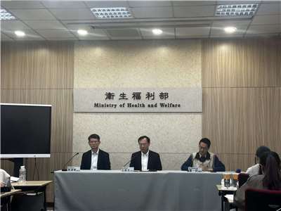 衛福部長石崇良(中)、疾管署長羅一鈞(右)、台北市衛生局長黃建華(左)20日共同召開記者會，說明北車攻擊事件中有傷者為HIV感染者的後續處理情況。(楊雨青 攝)