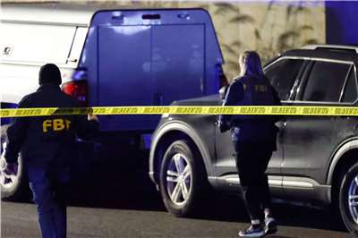 圖為調查人員在犯嫌自殺的倉庫現場進行勘查。