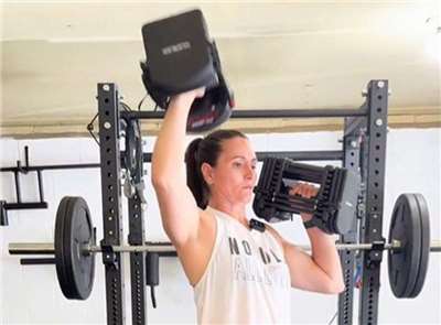 前陸軍特種作戰軍官康利（Cait Conley）在影片中一邊舉重，一邊談論物價、醫療保健和其他政策議題。(FB@CaitforNewYork)