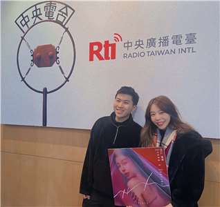 主持人內克與來賓鍾綺（右）