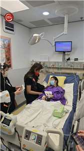 菲律賓參議員艾米．馬可仕(Imee Marcos)探訪菲律賓籍女幫傭艾卡拉茲（Rhodora Alcaraz）。(FB）

