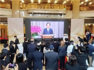 美國在台協會(AIT)8日舉行「全球領袖人才參訪計畫」(IVLP)85週年慶茶會，賴清德總統透過預錄影片肯定該計畫促進國際交流的重要貢獻 (央廣記者王照坤 攝)