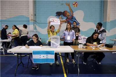 宏都拉斯11月30日舉行總統大選，圖為正在計票的選務人員。