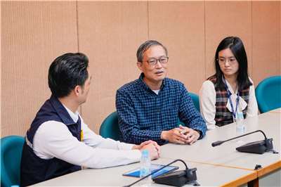 臺大醫院急診部主任顏瑞昇醫師(中)及其女兒顏均蓉醫師(右)父女檔12/19當天在中山商圈攻擊事件中現場協助救助傷患，台北市長蔣萬安(左)21日前往致謝。(台北市政府提供)