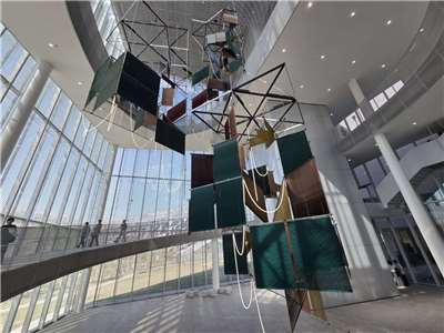 中美館開館首展《萬物的邀約》，以自然啟動城市與藝術對話。圖右為藝術家阿德里安．提爾提奧(Adrien Tirtiaux)的《後博物館證據（探鑽）》，「穿透」各樓層。(江昭倫 攝)