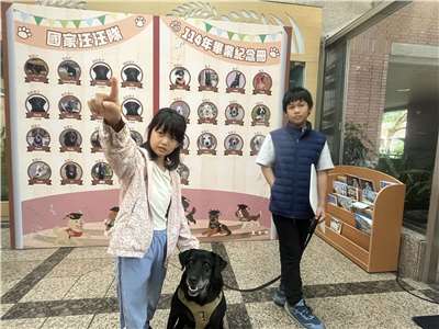 9歲的Xylon是一隻緝毒犬，退休後和領養人在台南一起生活，兩個小主人對牠疼愛有加。(陳林幸虹 攝)