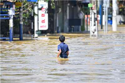 氣旋迪特瓦（Cyclone Ditwah）侵襲斯里蘭卡，引發大洪水，民眾涉水而過。
