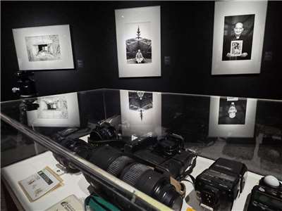 國家攝影文化中心典藏展，精選16位攝影家共225件作品，讓觀眾從影像中回望台灣不同時期的社會與歷史變遷。圖為攝影師潘小俠的人權影像系列作品。(江昭倫 攝)