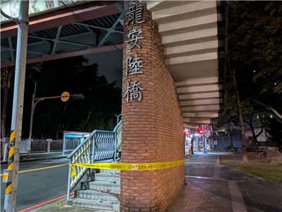 台灣東部海域27日深夜11時05分發生芮氏規模7地震，各地傳出零星災情。圖為新莊丹鳳高中前天橋磁磚掉落，無人受傷。(新北消防局提供)