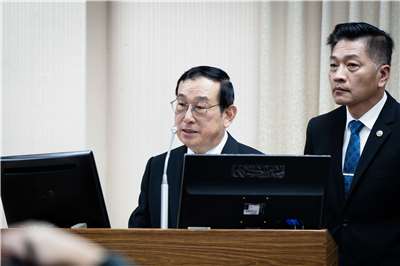 退輔會副主委傅政誠24日在立法院表示，目前統計共有20名退官涉犯共諜案，其中已追回7人的終身俸，另外13人已送行正法院進行審議。(楊仁翔 攝)