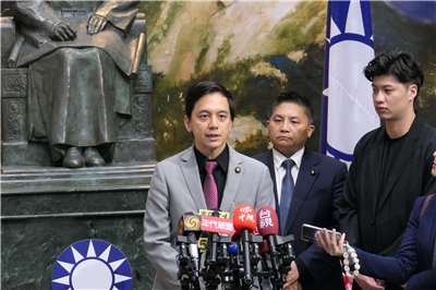 美國總統川普於美東時間2日簽署「台灣保證實施法案」，要求美國國務院定期檢視並更新與台灣的交往準則。國民黨發言人牛煦庭(前中)3日表示，任何有助於中華民國國家利益的法案，都表達歡迎。(趙婉淳 攝)