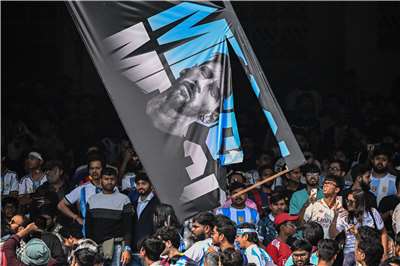 阿根廷足球名將梅西(Lionel Messi)13日造訪印度快閃離開現場，引發球迷不滿，演變成暴動。