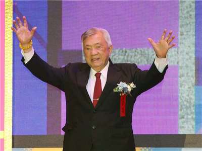 曾獲第29屆醫療奉獻獎的前總統李登輝「御醫」、心臟科權威連文彬辭世。圖為連文彬2019年獲頒醫療奉獻獎畫面。(中央社)