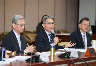 經濟部次長賴建信（中）、環境部次長葉俊宏（左）、台水公司董事長李嘉榮（右）等人，10日在經濟部出席記者會，說明基隆水質及因應措施。