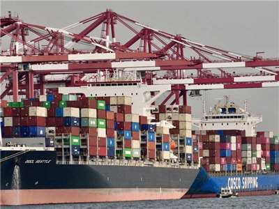 11月外銷訂單金額衝上729.2億美元，創下歷史新高，年增率39.5%，為2021年5月以來最大增幅。圖為停靠在高雄港區的貨櫃輪。