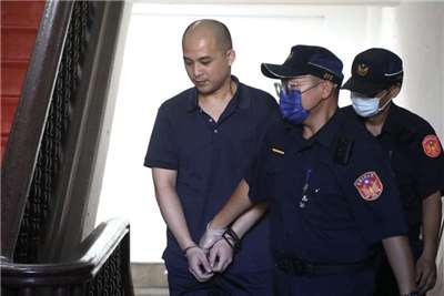 在押中的總統府維安前憲指部211營士官賴重宇(左)涉嫌收賄洩密中共，依違反貪污治罪條例、國家安全法等罪判處賴重宇有期徒刑7年。資料照片(中央社)