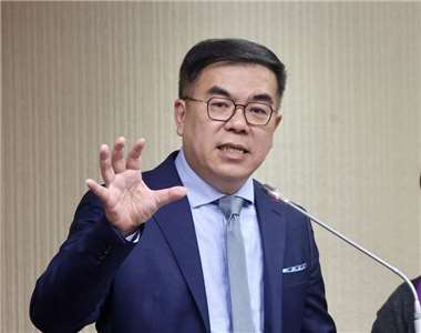 環境部長彭啓明赴立院備詢時表示，明年2月將發布大型災害廢棄物暫置場防災指引。資料照片 (中央社)